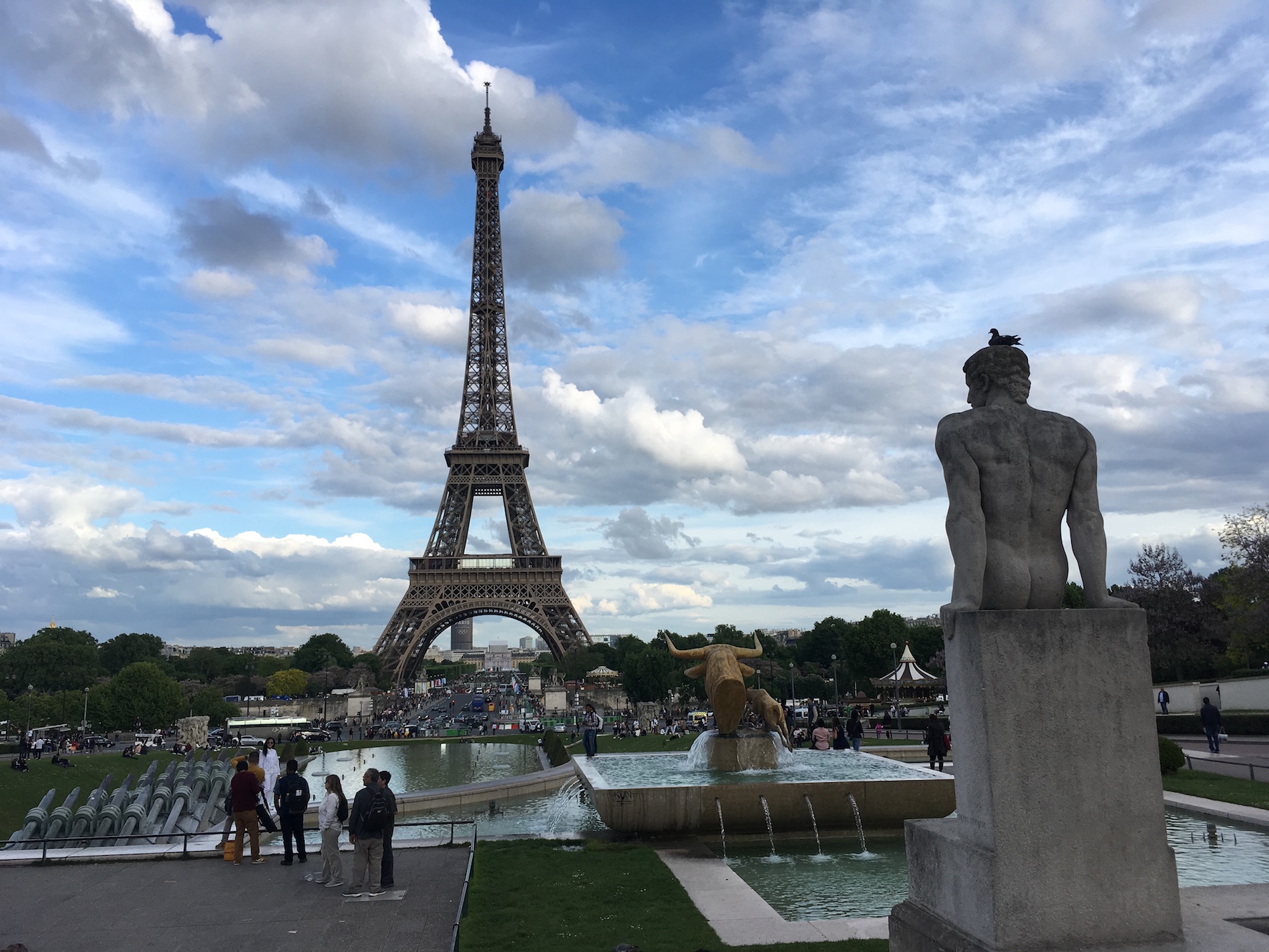 The Eiffel tower and a statue of a naked fellow, photo by Hoverbear